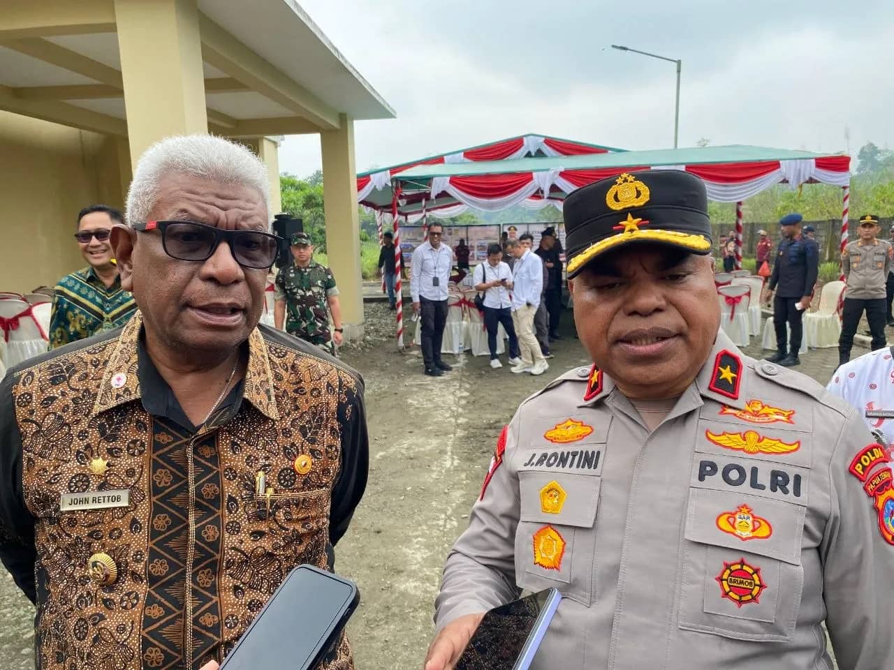 Bupati Mimika Johannes Rettob dan Kapolda Papua Tengah, Brigjen Pol Jeremias Rontini.