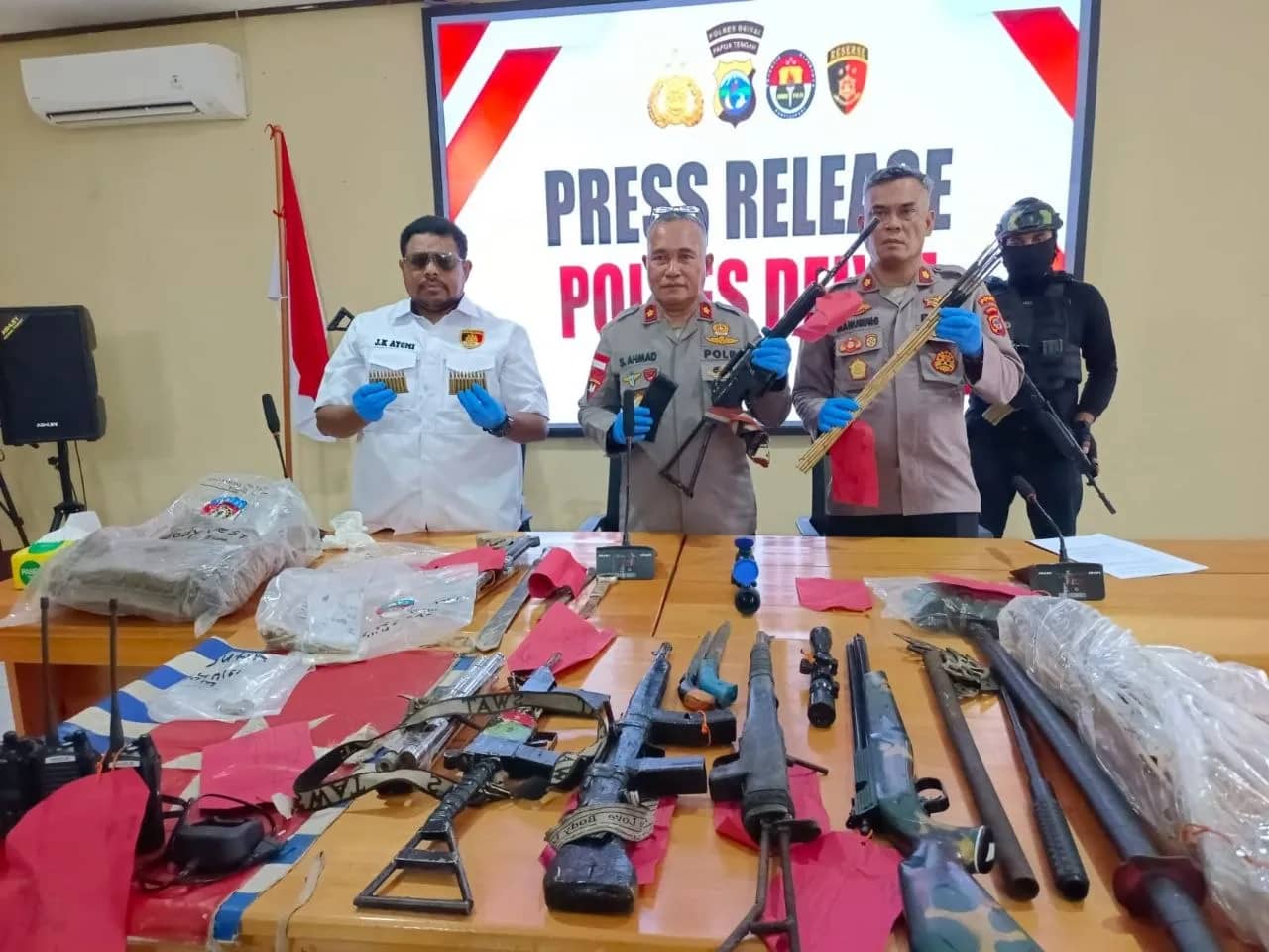 Konferensi pers di Mapolda Papua Tengah, Senin (28/9).