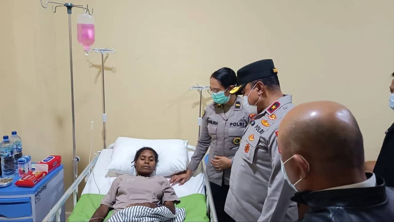 Tampak Kapolda Papua Tengah Brigjen Pol Jeremias Rontini saat menjenguk korban penyanderaan di RS Bhayangkara Timika, Senin (14/9).
