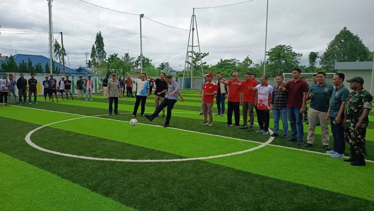 Pangkoops TNI Habema, Mayjen TNI Yuda Airlangga menendang bola pertama menandai dimulainya Turnamen Mini Soccer Pangkoops TNI Habema 2026 di Timika.