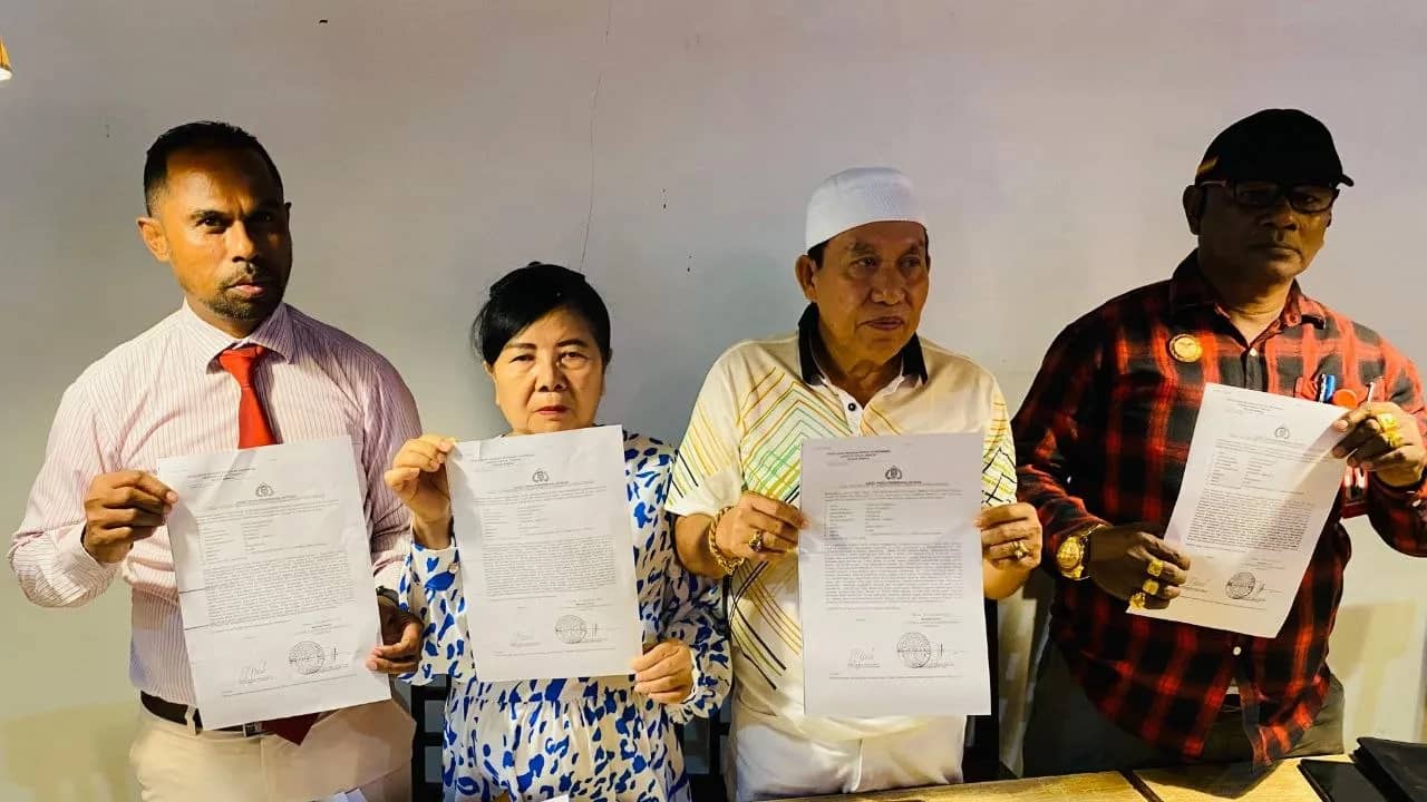 Korban bersama para kuasa hukum saat melakukan konferensi pers di Jalan Budi Utomo Timika, Rabu (23/9).