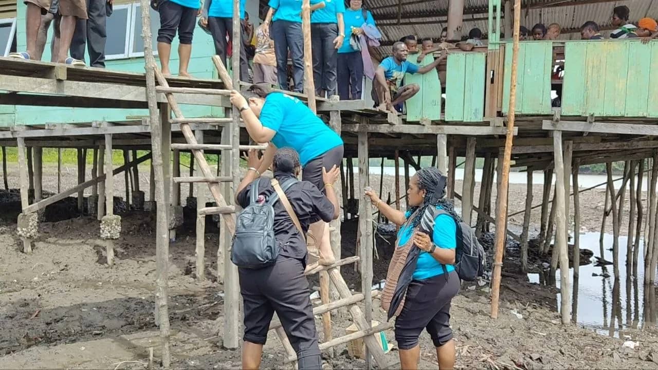 Bertha Beanal bersama sejumlah pengurus TP PKK Mimika saat kegiatan di tingkat mengikuti distrik.