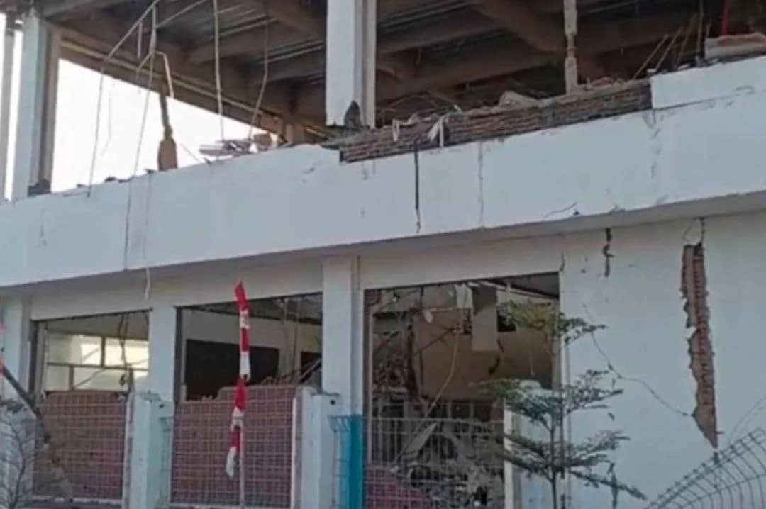 Salah satu gedung di Maumere yang ambruk akibat gempa di Mbay Nagakeo
