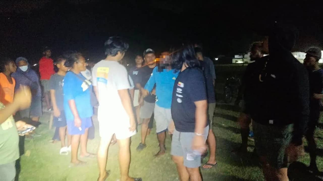 Polisi mengamankan terduga pelaku penipuan transaksi jual beli sepeda motor beserta barang bukti di Mapolres Jayapura.