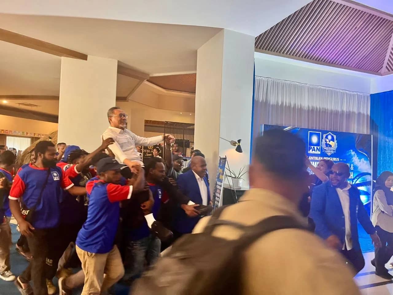 Ketua Umum Partai Amanat Nasional (PAN) yang juga Menteri Koordinator Bidang Pangan RI, DR. Zulkifli Hasan, saat digotong masyarakat