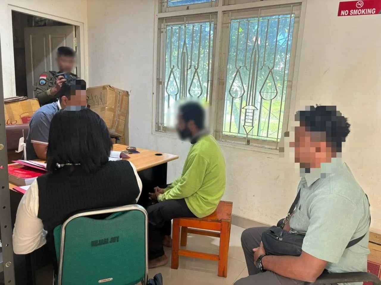 Penyerahan tersangka dan barang bukti ke Kejaksaan Negeri Jayawijaya oleh Satgas Operasi Damai Cartenz.
