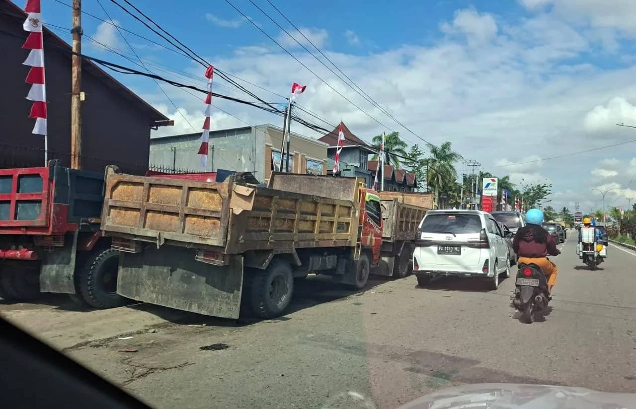 Kendaraan antri di trotoar SPBU SP 2