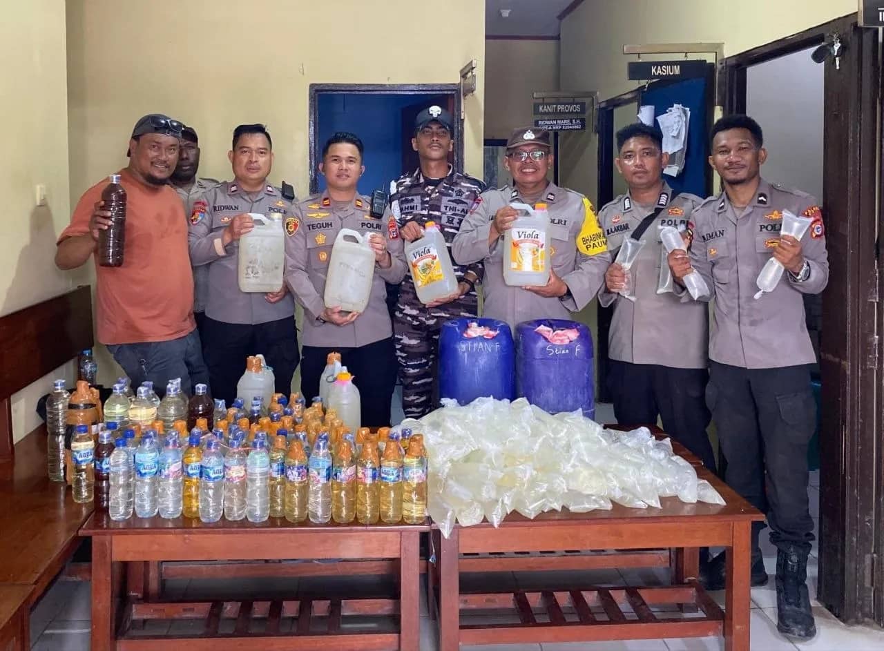 Barang bukti 288 liter miras lokal yang diamankan di Mapolsek Kawasan Pelabuhan Pomako, Selasa (25/8).