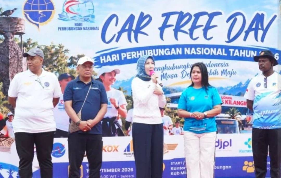 Kepala Dishub Mimika Alfasiah (ketiga dari kanan) memberikan arahan pada acara jalan santai dan kampanye keselamatan dalam rangka Hari Perhubungan Nasional 2026 di hari bebas kendaraan bermotor (Car Free Day) di Jalan Cenderwasih