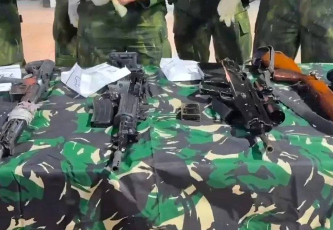 Sejumlah senjata api yang berhasil diamankan oleh Satgas TNI di Distrik Eral Makawia,Kabupaten Puncak