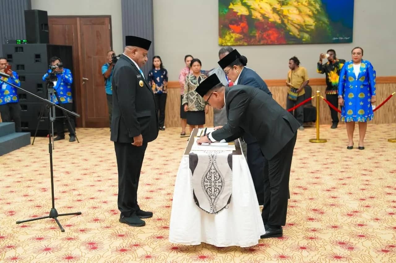 Gubernur Papua Matius Fakhiri saat melantik Direktur Bank Papua