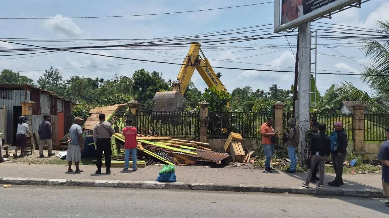 Proses eksekusi tanah di Jalan Cenderawasih SP 2 oleh PN Kota Timika, Kamis (17/9).