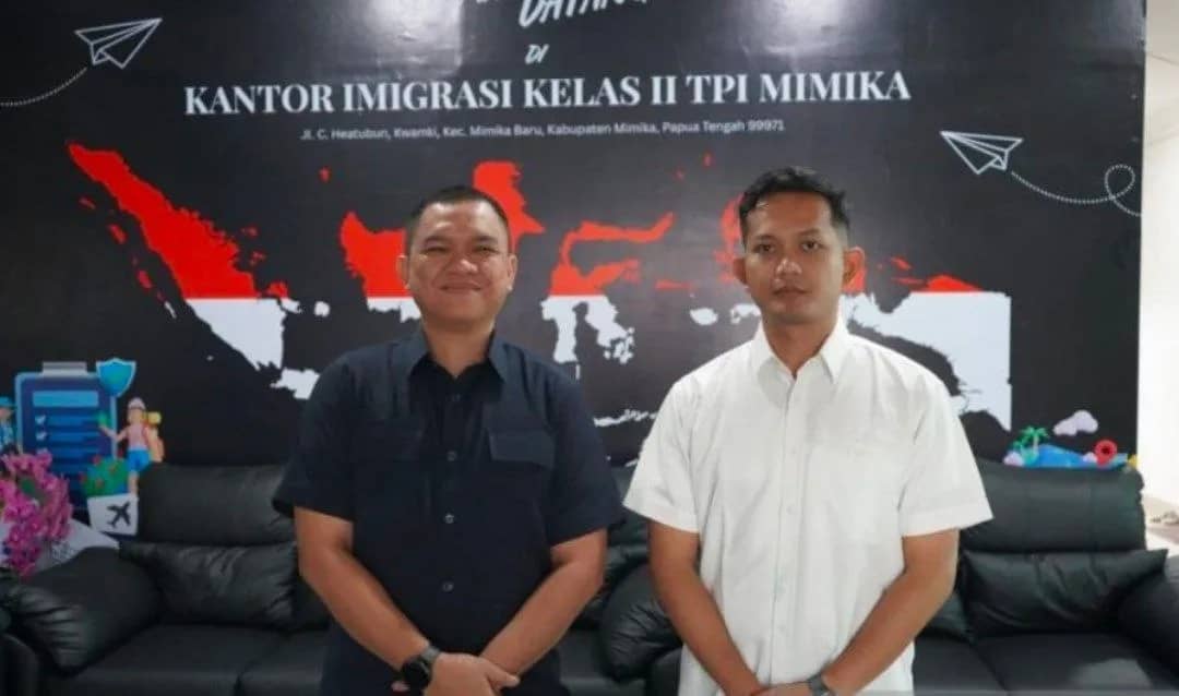 Kepala Seksi Intelijen dan Penindakan Keimigrasian Kantor Imigrasi Kelas II TPI Mimika Fajar Hadiratusi (kiri) didampingi Kasubsi Informasi dan Komunikasi Kantor Imigrasi Kelas II TPI Mimika Alqy Raya