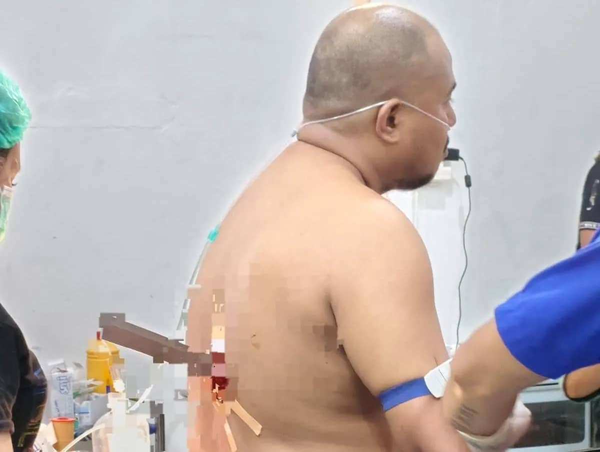 Korban Leifan Mandalika, tenaga kesehatan RSUD Dekai, saat mendapatkan perawatan medis setelah ditikam orang tak dikenal di kawasan Perumahan SMP, Distrik Dekai, Kabupaten Yahukimo.