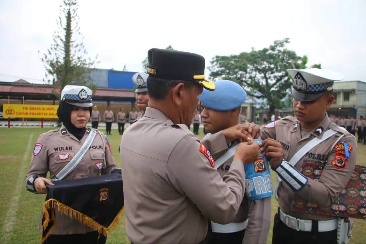 Wakapolres Jayapura, Kompol Suheriyono saat menyematkan tanda dimulainya Operasi Patuh Cartenz 2026