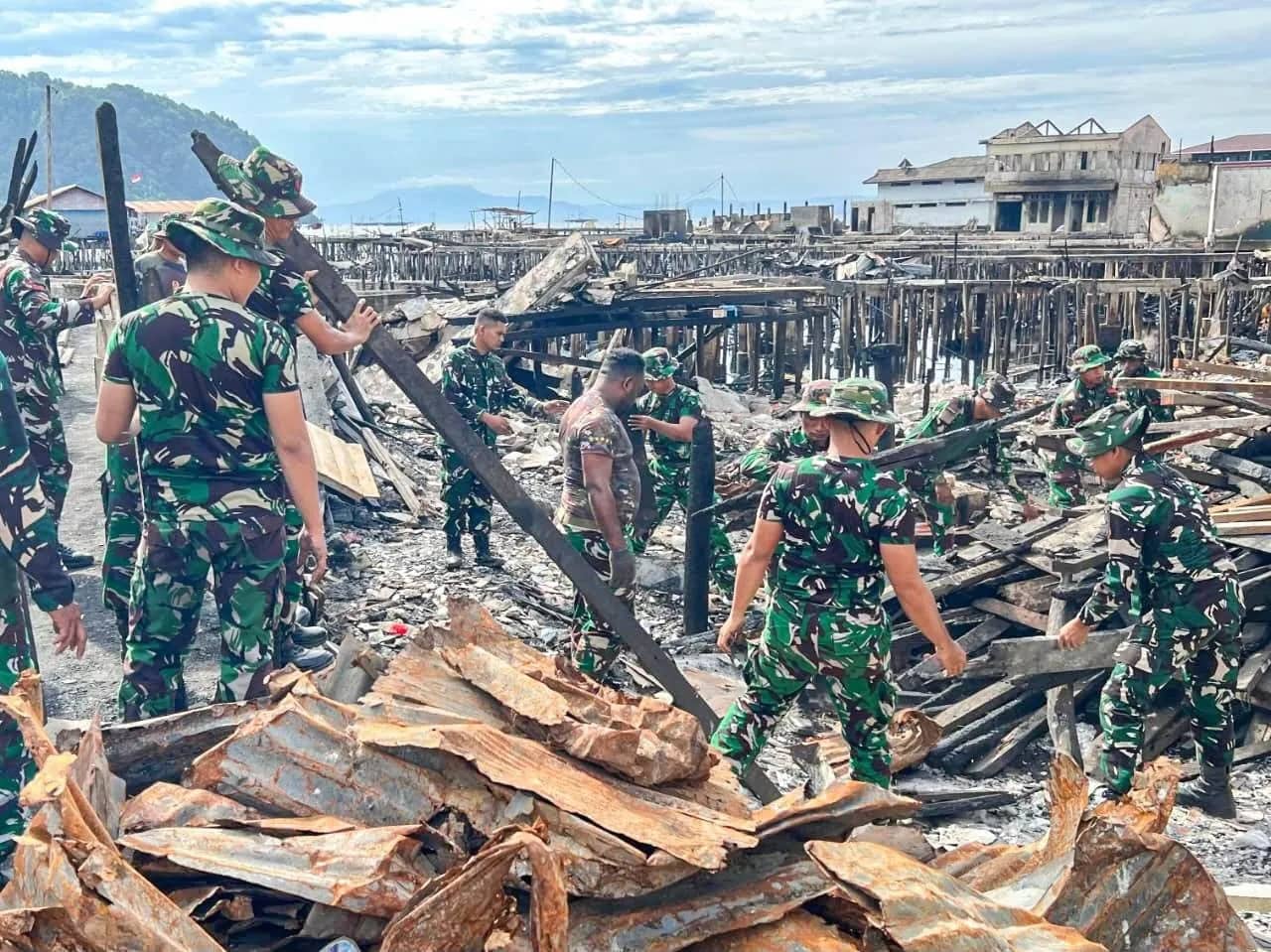 Personel Kodam XVII/Cenderawasih saat membersihkan puing-puing kebakaran di Dok 5 Bawah Jayapura