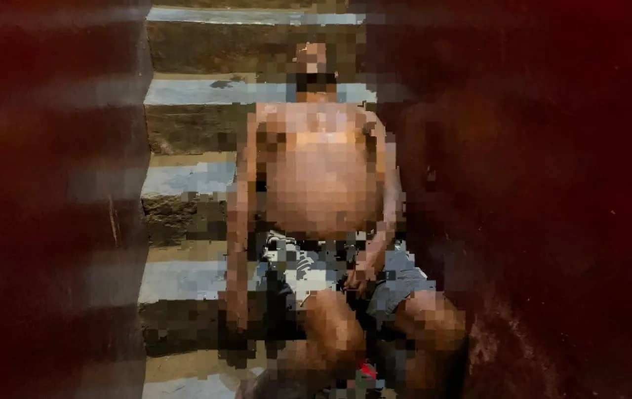 Almarhum saat ditemukan di Penginapan Sinar Ujung, Jalan Pendidikan, Kabupaten Mimika, Papua Tengah, pada Rabu (26/8) sekitar pukul 21.53 WIT.