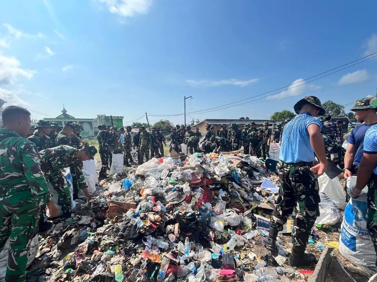 Personel TNI dari tiga matra saat membersihkan tumpukan sampah di Pasar Lama Sentani, Kabupaten Jayapura, Rabu (30/9/2026).