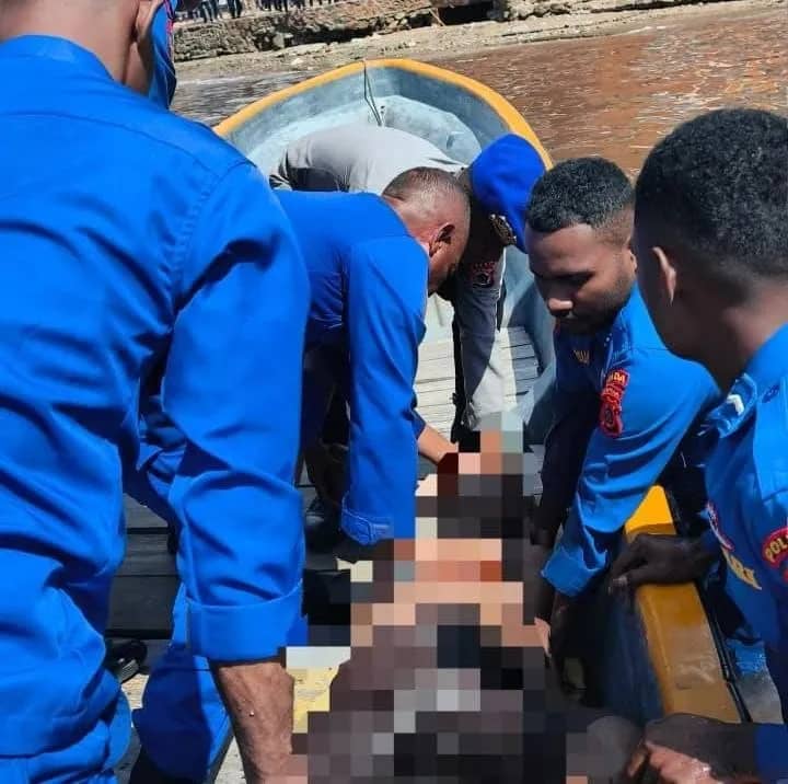 Polair Polda Papua saat evakuasi korban tenggelam di Perairan Dok 2 Jayapura