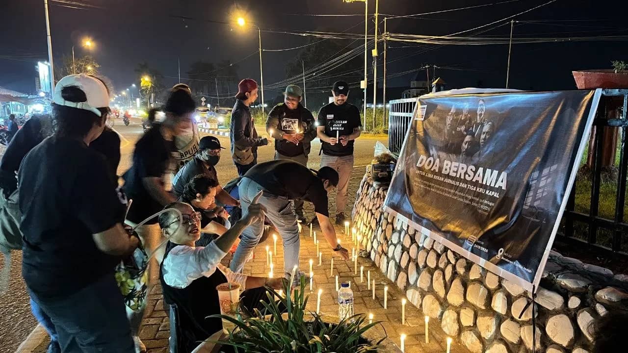 Jurnalis Mimika saat menggelar doa bersama di Bundaran Timika Indah, Senin (14/9/2026) sekitar pukul 18.00 WIT.