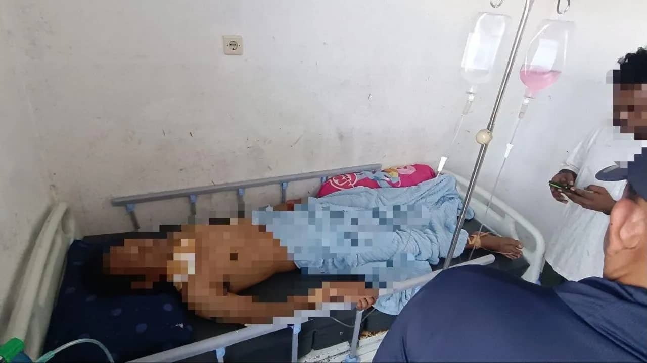Korban saat mendapat perawatan medis di RSUD Dekai.