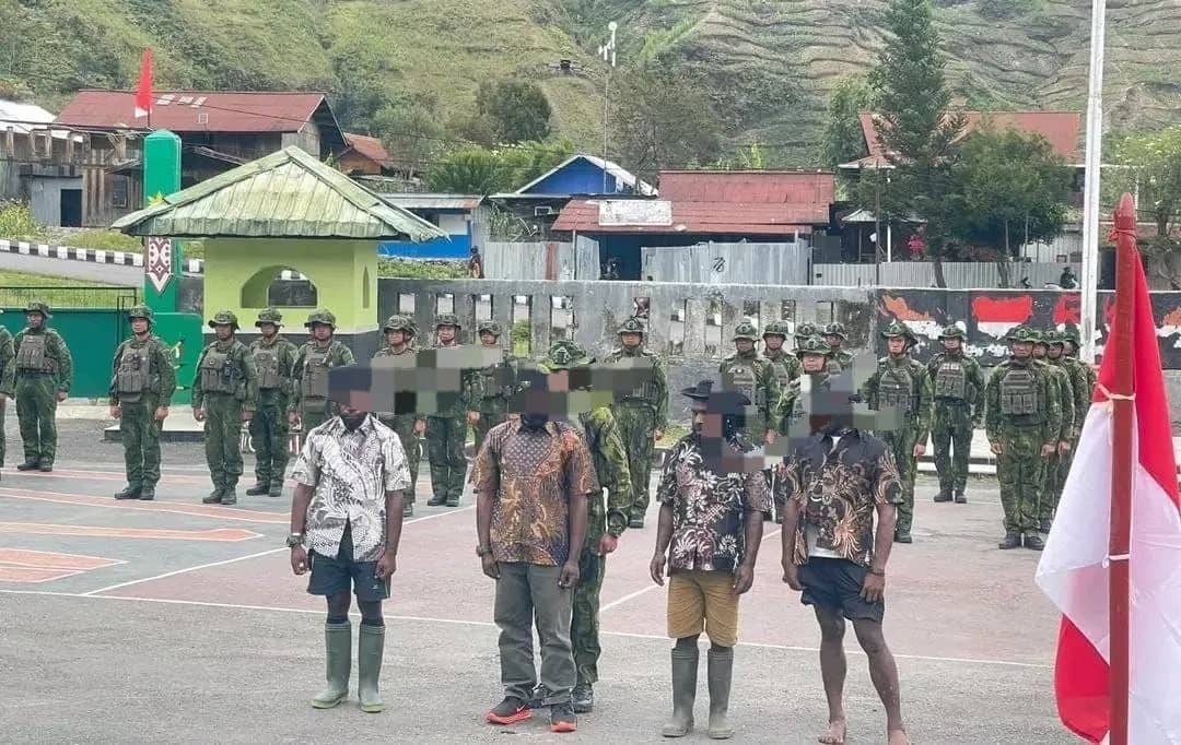 Empat anggota OPM di Puncak Jaya saat berikrar kembali ke pangkuan NKRI.