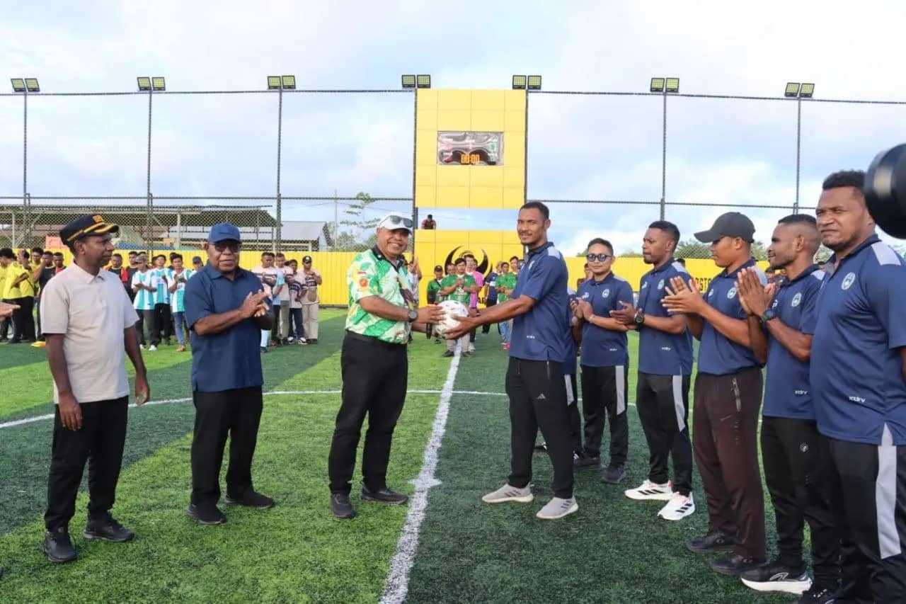 Kapolda Papua Tengah Brigjen bersama Wakil Bupati Mimika  menyerahkan bola sebagai tanda dibukanya Turnamen Mini Soccer Kapolda Papua Tengah Cup IV 2026 di Goldstone Arena Mini Soccer, Timika.