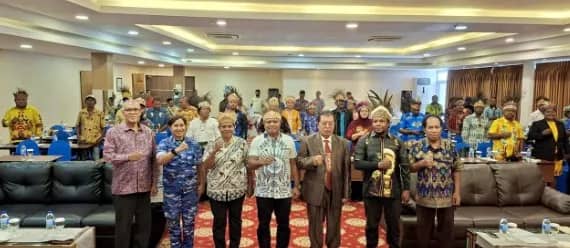 Foto bersama Ketua Umum Dewan Kesenian Tanah Papua Provinsi Papua, Prof. Dr. Nomensen Mambraku, Ketua DKTP Kab Jayapura terpilih Haris Richard Yocku, S.H., bersama pengurus dan undangan, di Hotel Horex Sentani. Sabtu (09/05/2026)