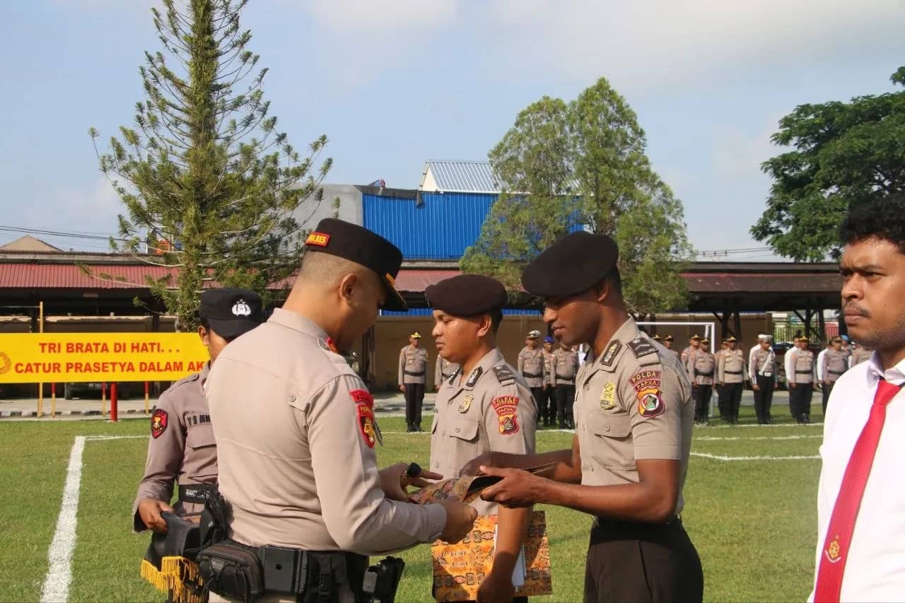 Kapolres Jayapura AKBP Dionisius VDP Helan saat menyerahkan penghargaan kepada personel yang berprestasi dalam pengungkapan sejumlah kasus, Senin (14/9/2026).