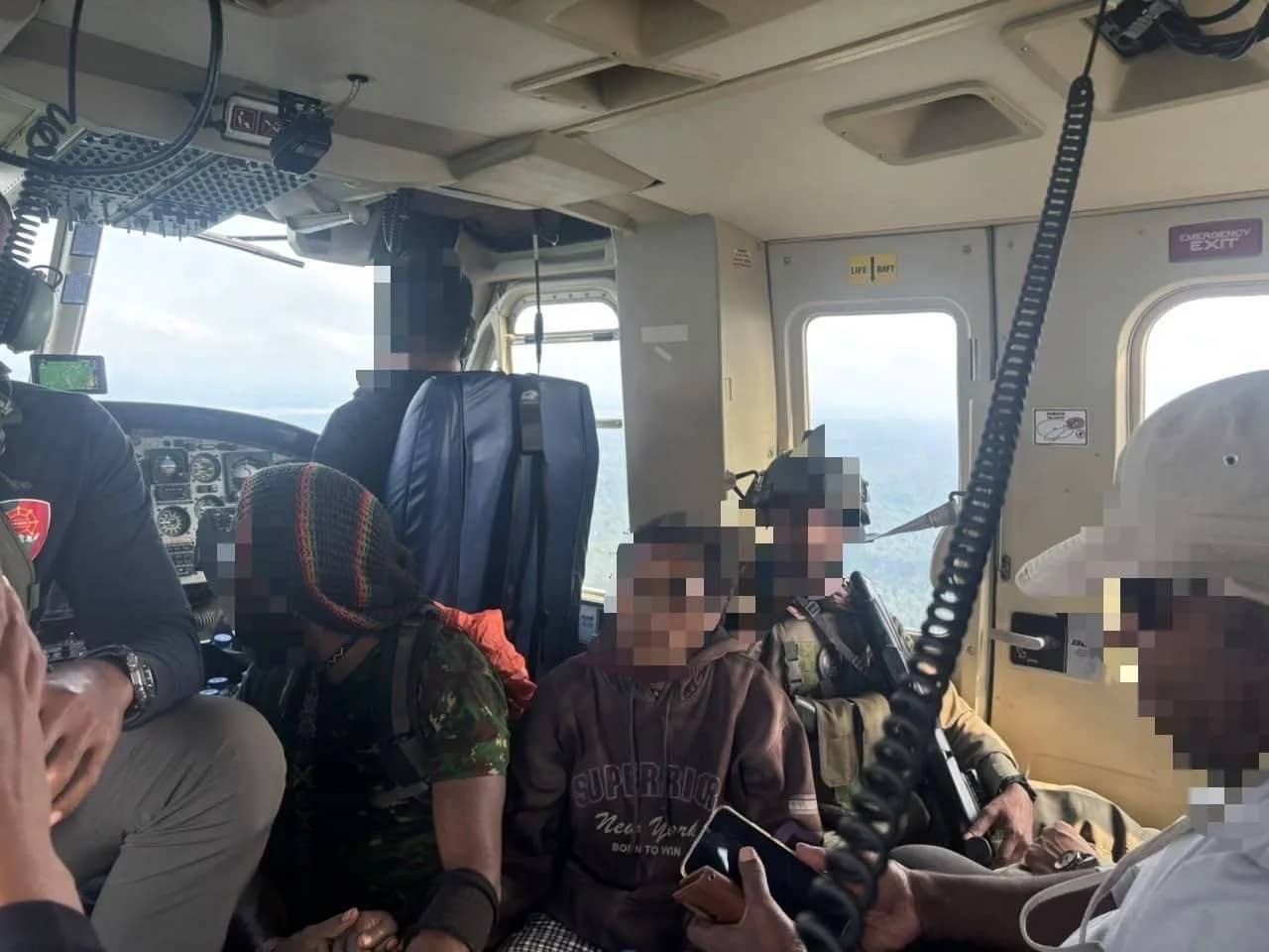 Tampak korban dievakuasi menggunakan helikopter, Senin (14/9).