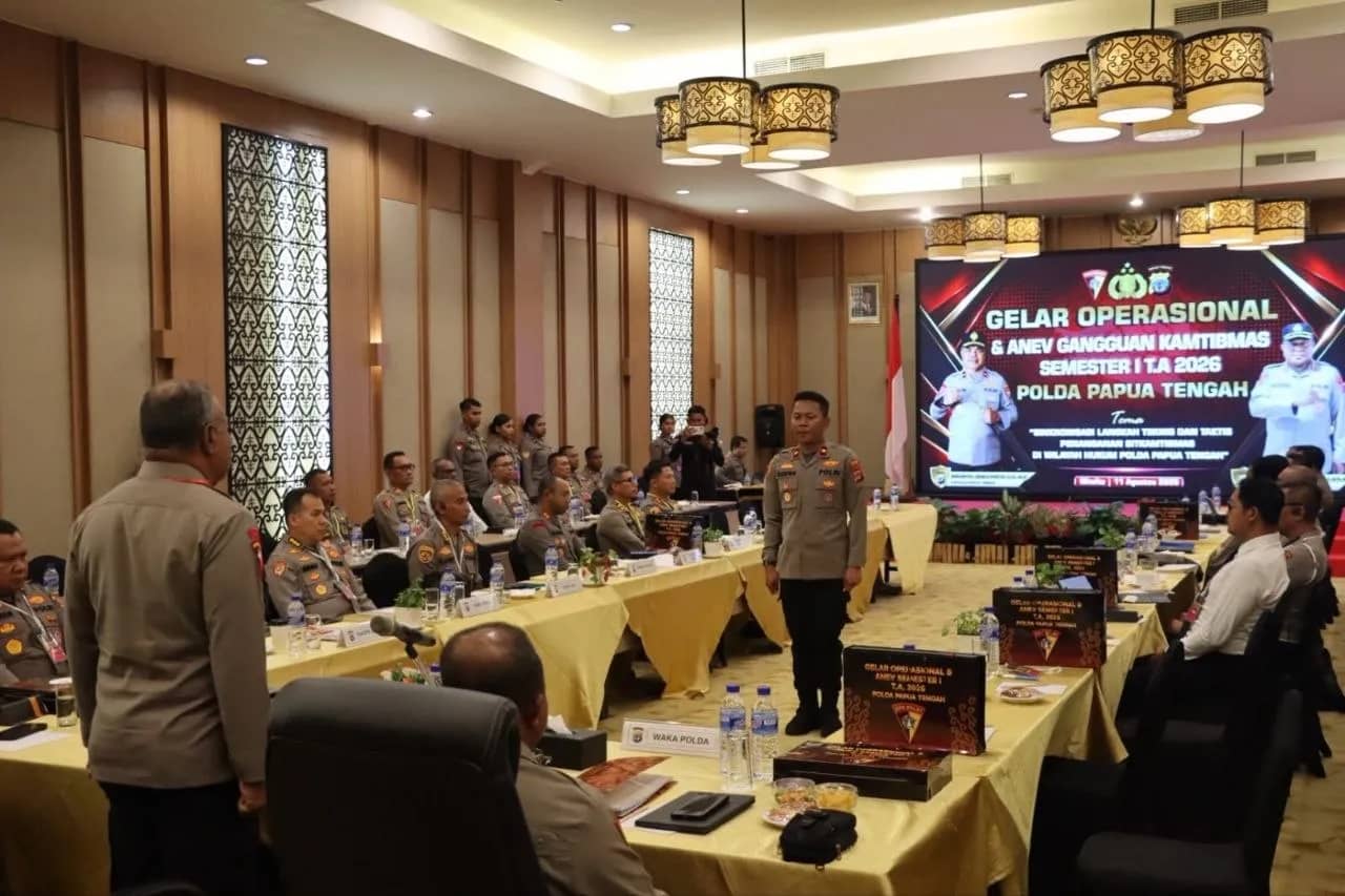 Kapolda Papua Tengah Brigjen Pol Jeremias Rontini saat memimpin Gelar Operasional dan Analisa Evaluasi (Anev) Semester I 2026 di Timika.