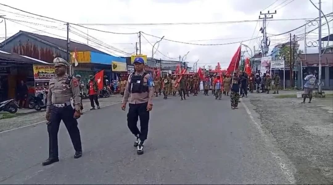 Massa aksi saat berjalan kaki menuju kantor DPRK Mimika.