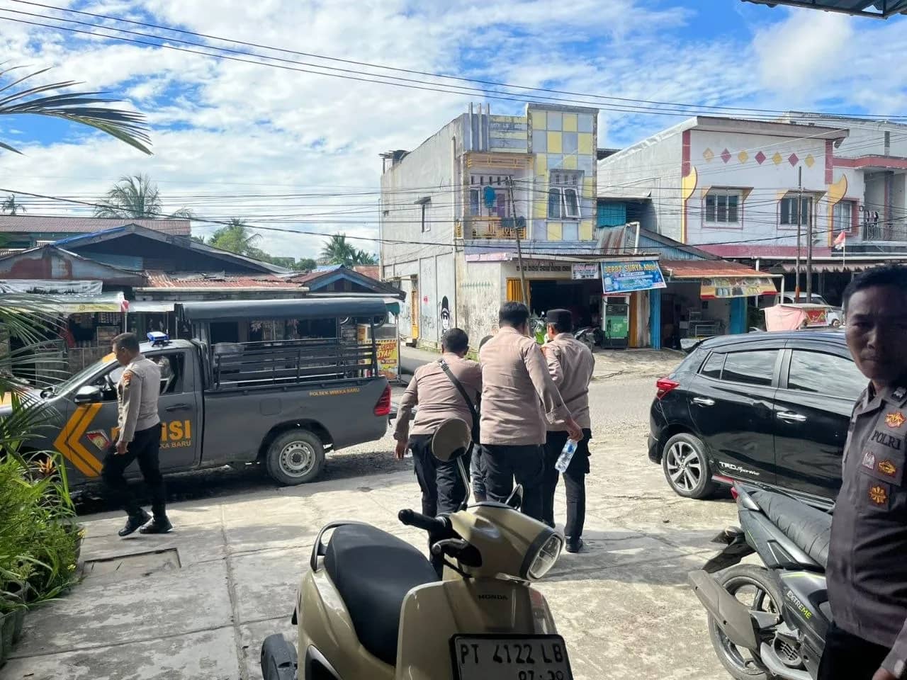 Aparat kepolisian saat mengamankan pemuda yang mabuk mengganggu toko emas di Jalan Bougenville Timika.