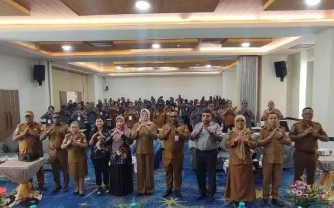 Foto bersama peserta Sosialisasi Penyadaran Publik Pencegahan Tumbuh dan Berkembangnya Permukiman Kumuh di Timika, Selasa (22/9/2026).