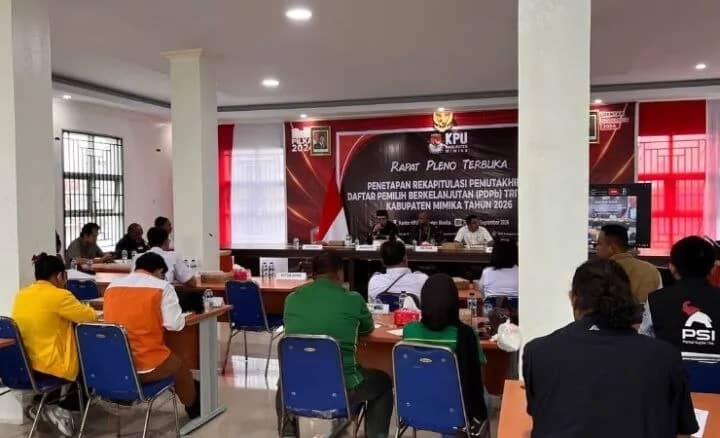 Rapat pleno terbuka KPU Mimika yang menetapkan 228.681 pemilih dalam Rekapitulasi PDPb Triwulan III Tahun 2026.