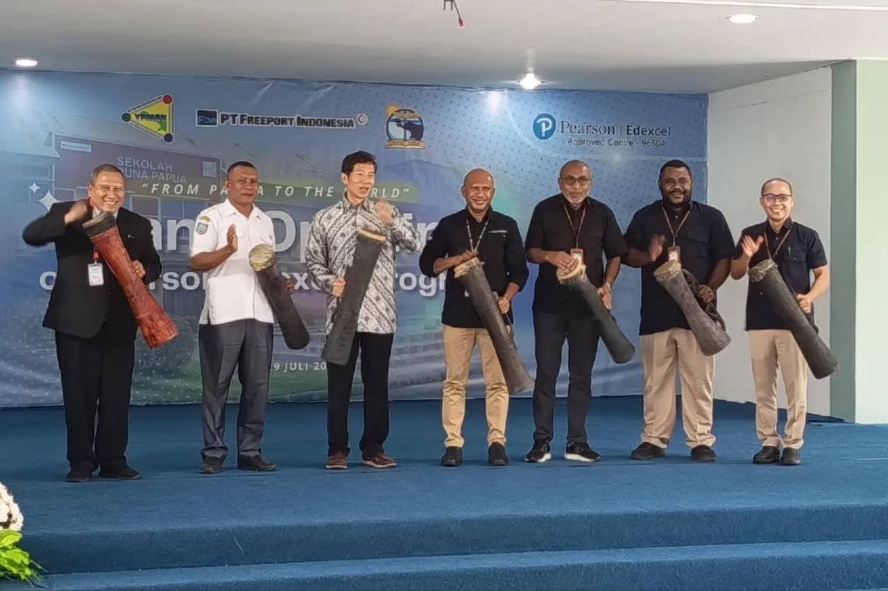 Pemukulan Tifa menandai Grand Opening Program Pearson Edexcel di Hall 2 SATP Timika, Rabu (29/7).