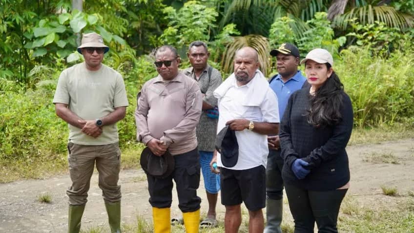 Bupati Jayapura, Dr. Yunus Wonda, S.H., M.H., didampingi Ketua TP-PKK Kabupaten Jayapura dan jajaran OPD, saat melakukan kunjungan kerja ke Kampung Omon, Distrik Gresi Selatan. Rabu (7/1/2026)