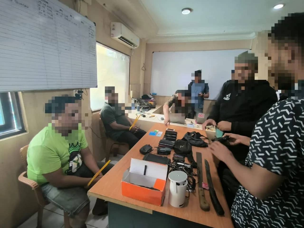 Pemeriksaan terhadap dua pria berinisial RS dan SW yang diamankan Satgas Operasi Damai Cartenz-2026 bersama Polda Papua dalam pengembangan kasus dugaan jaringan peredaran amunisi ilegal di Jayapura.