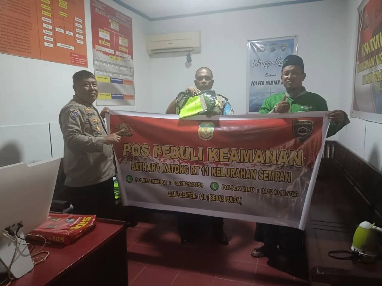 Penyerahan bantuan berupa spanduk dan rompi kepada Pos Peduli Keamanan (Pos Peka) di Kelurahan Sempan, Kabupaten Mimika, Papua Tengah, menjelang peresmian Pos Peka Papua Indah 01 RT 07 dan Pos Peka Bathara Katong RT 11.
Tag: