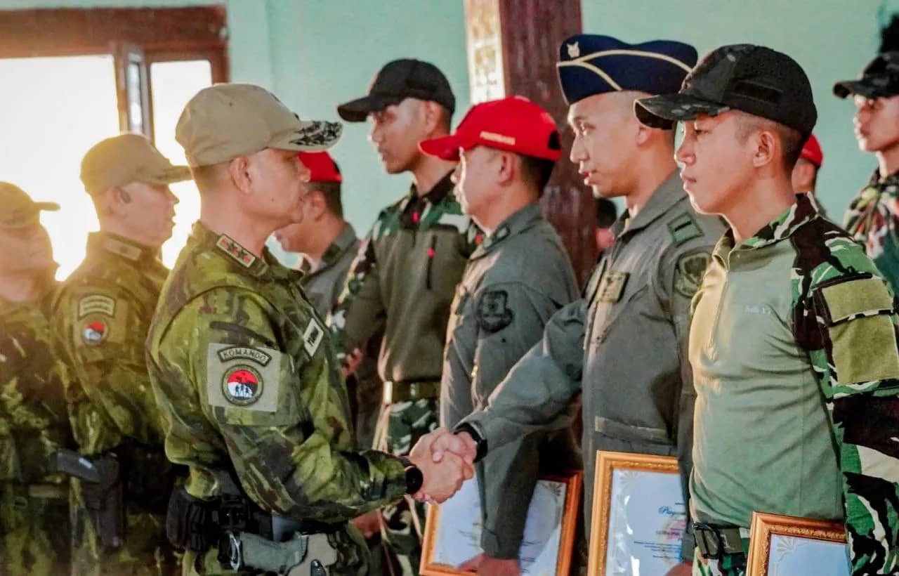 Pangkoops TNI Habema, Mayjen TNI Yudha Airlangga, menyerahkan penghargaan kepada prajurit dan seluruh unsur yang terlibat dalam operasi kemanusiaan serta evakuasi korban kekerasan di Kabupaten Yahukimo, di Aula Batalyon 754/ENK, Timika, Papua Tengah, Selasa (28/7/2026).