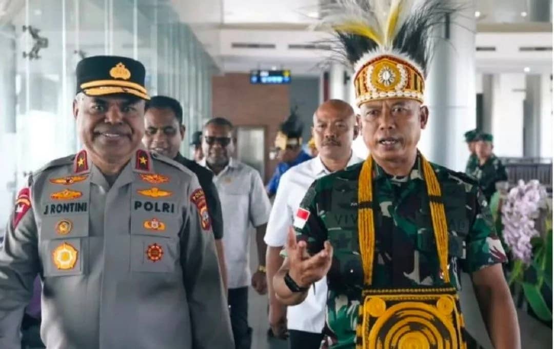 Danrem 173/PVB Brigjen TNI Vivin Alivianto (kanan).