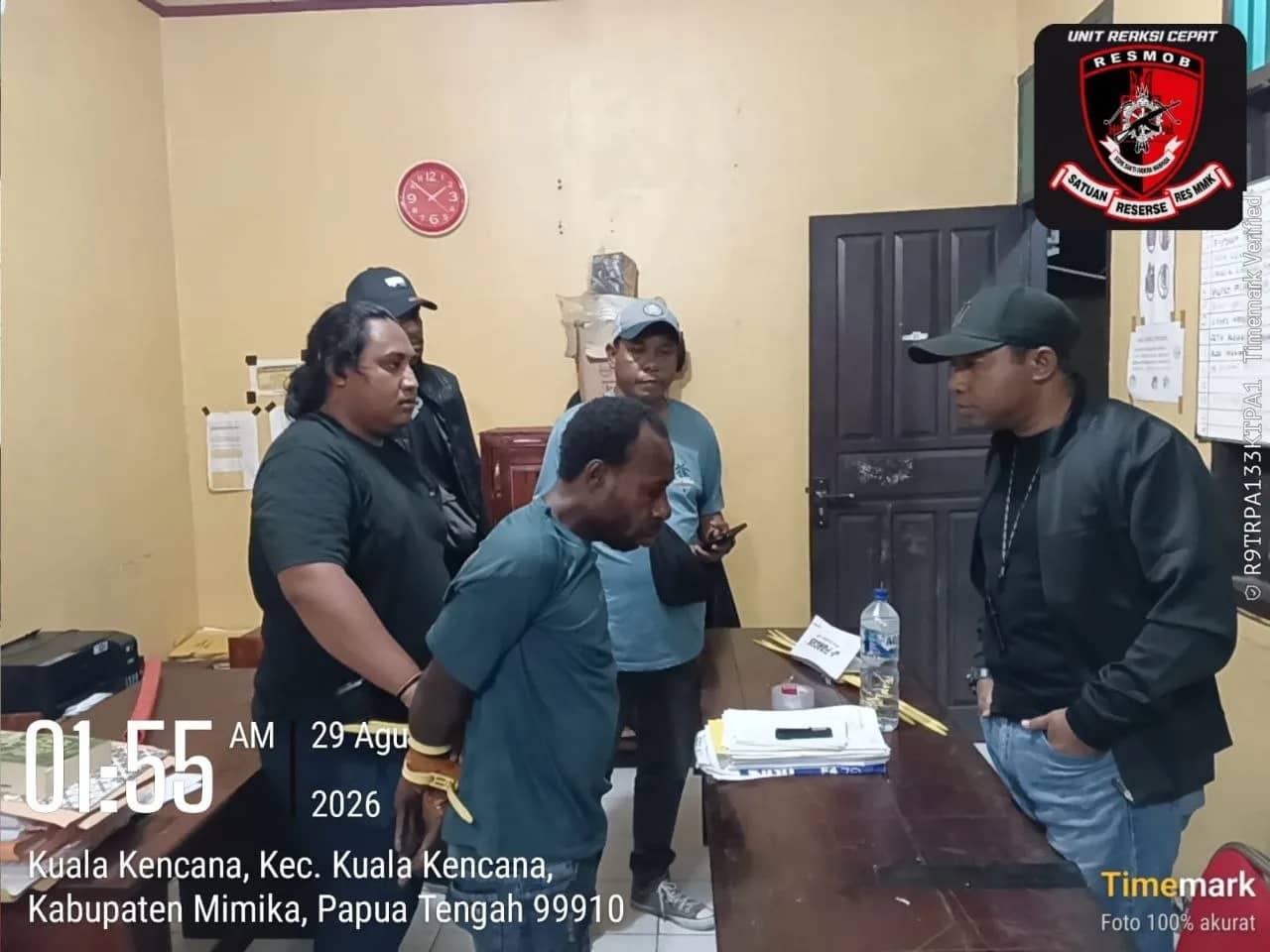 Salah satu pelaku saat diamankan di Mapolres Mimika.