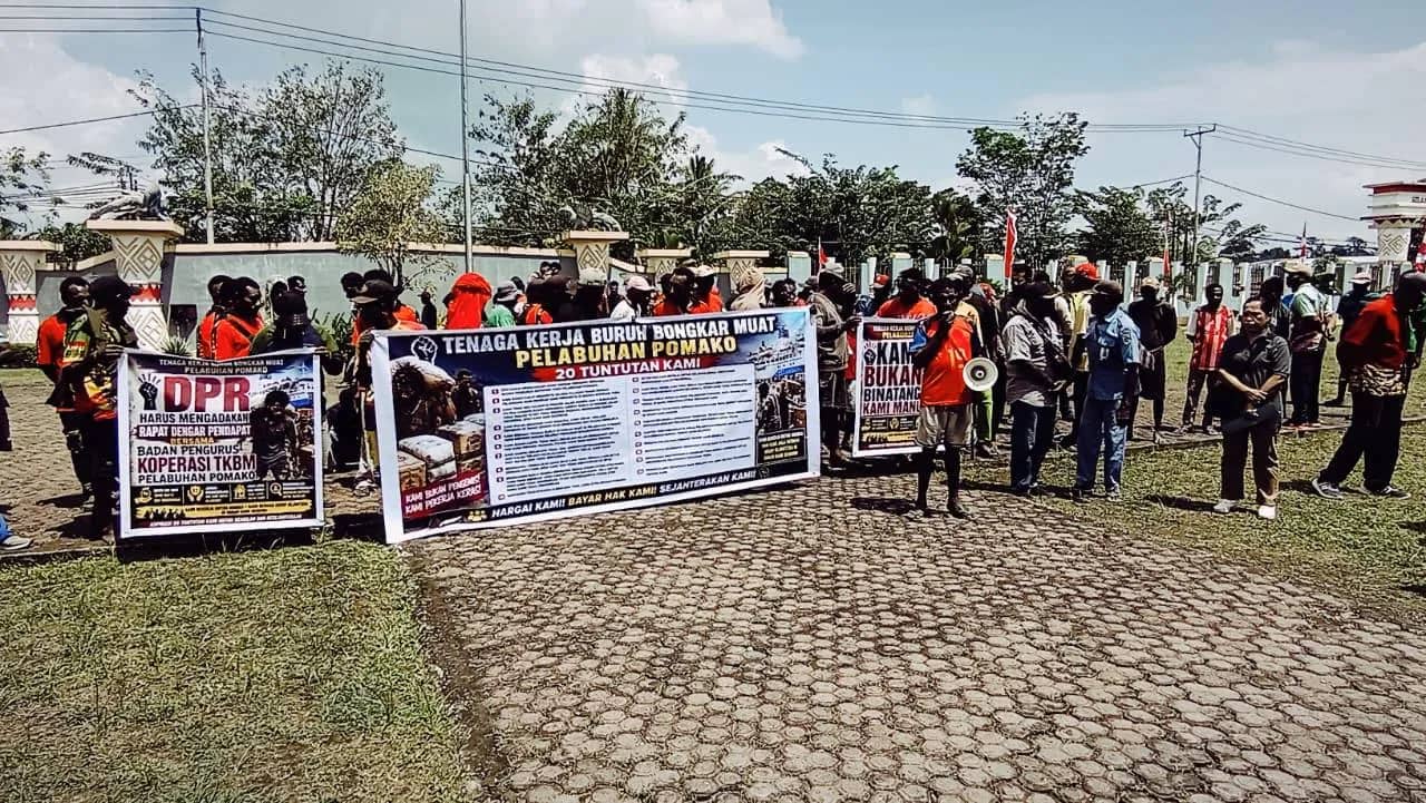 Aksi demo damai buruh TKBM di halaman kantor DPRK Mimika, Kamis (13/8)