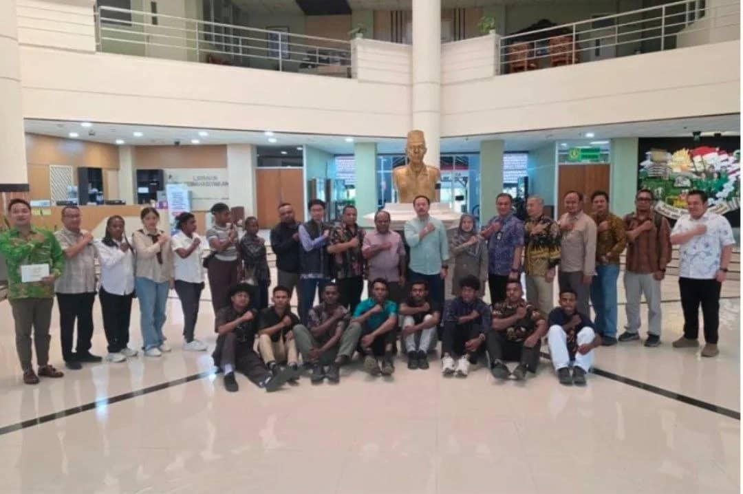 Pengurus YPMAK, mahasiswa penerima beasiswa YPMAK dan perwakilan kampus UPN Veteran Yogyakarta berpose bersama di lobby kampus.