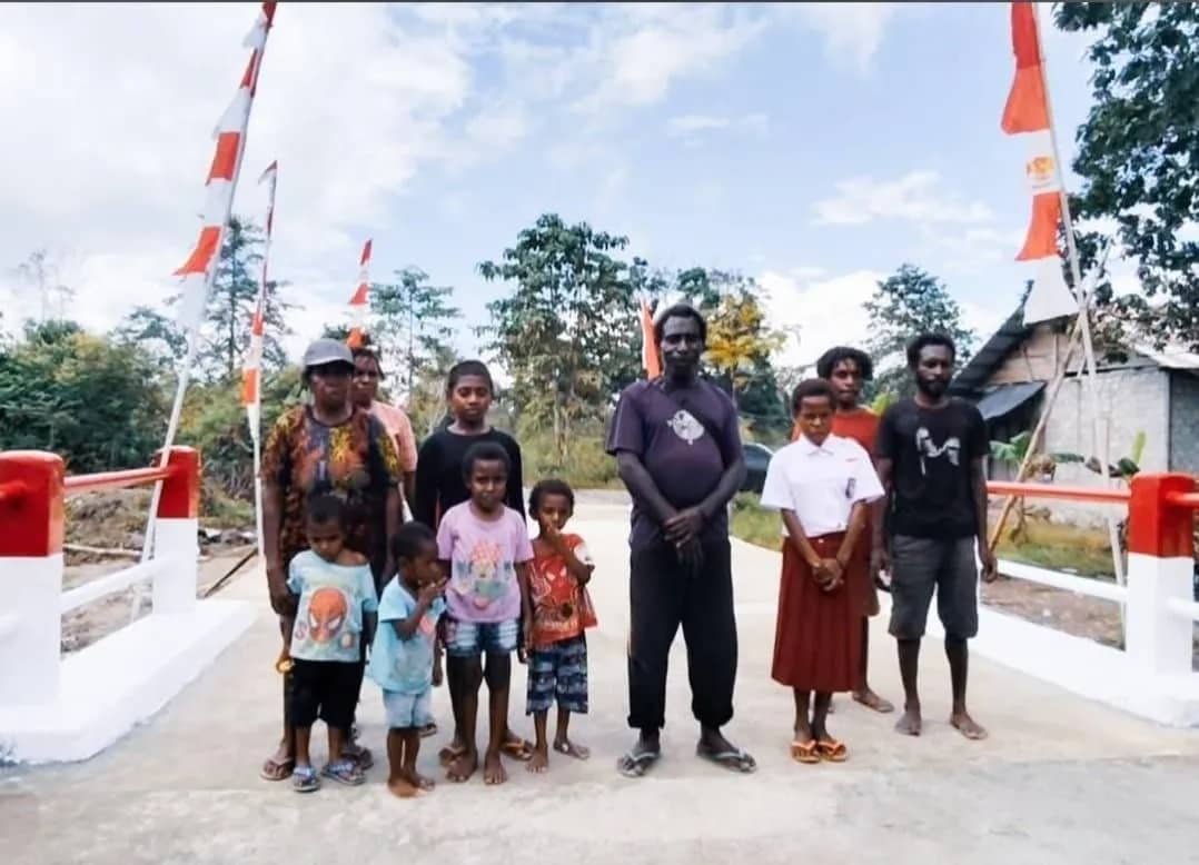 Nampak Ketua RT, Yohanis Umaniyau bersama warga berdiri di Jembatan Garuda di Kampung Kaugapu, Distrik Mimika Timur yang selesai dikerjakan.