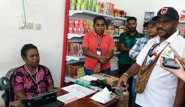 Kadiv Program Ekonomi, Oktovian Jangkup dan Kadiv Monev Program Ekonomi, Monica Maramku ketika mengujungi salahsatu UMKM binaan YPMAK melalui Program Ekonomi.