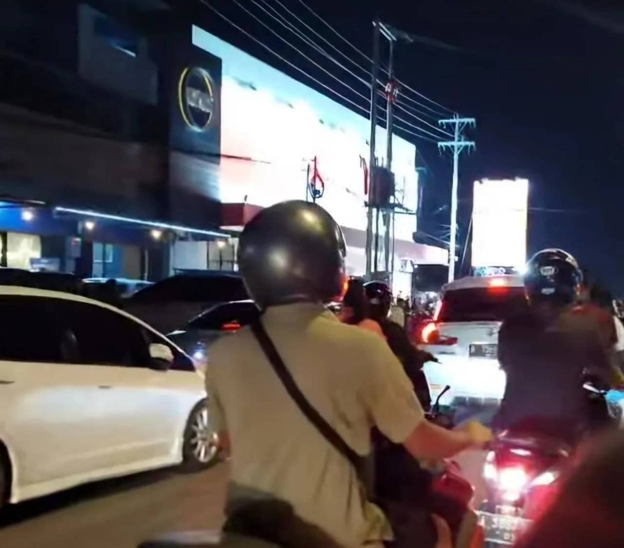 Kemacetan parah depan Toko Azko Timika.