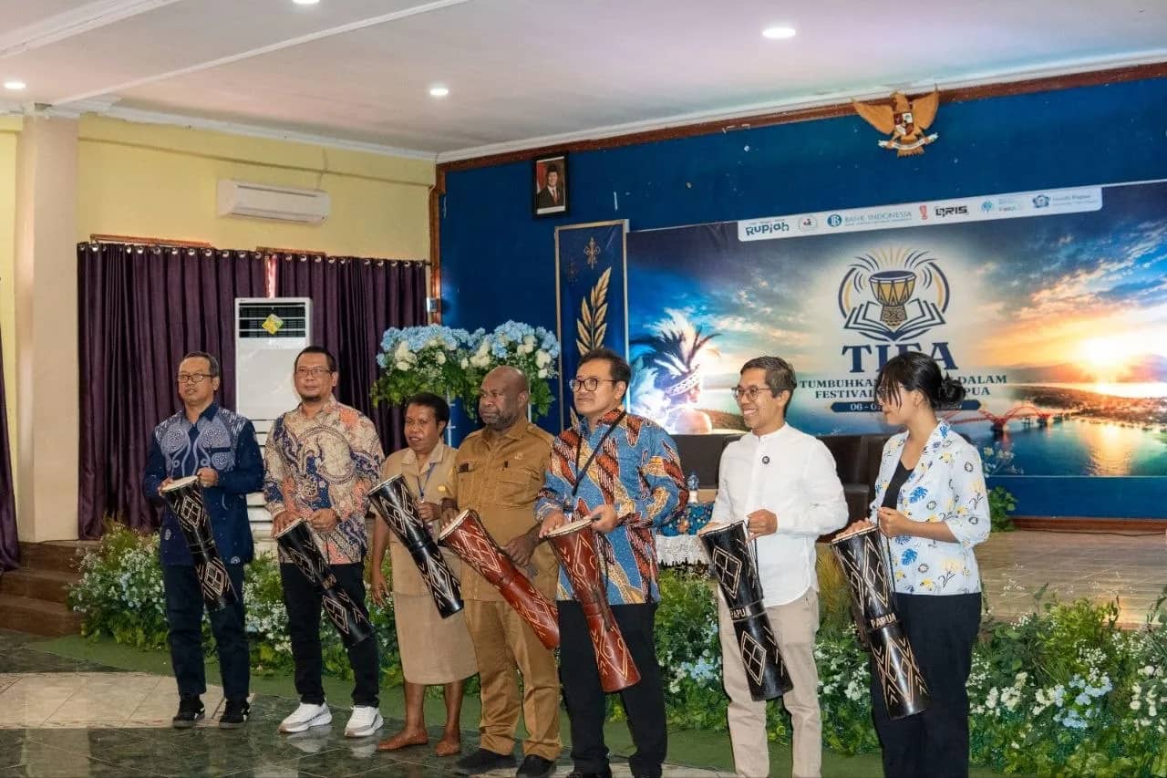 Kepala Perwakilan Bank Indonesia Provinsi Papua Warsono saat membuka Festival Literasi Papua di Universitas Yapis Papua