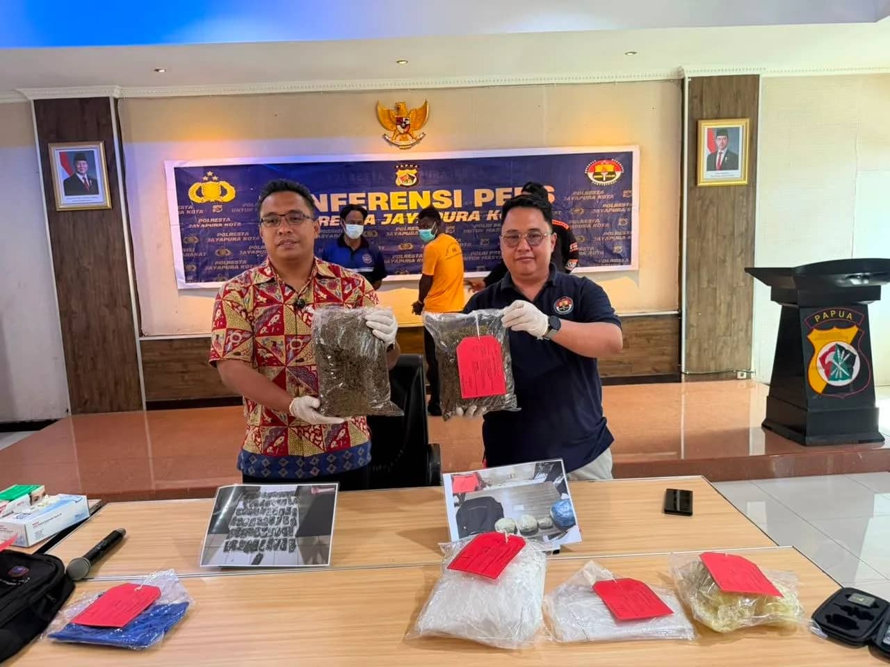Kasat Resnarkoba AKP Febry V. Pardede didampingi Kasubsi Penmas Sihumas Aipda M. Subhan  saat menunjukkan barang bukti ganja yang diamankan polisi