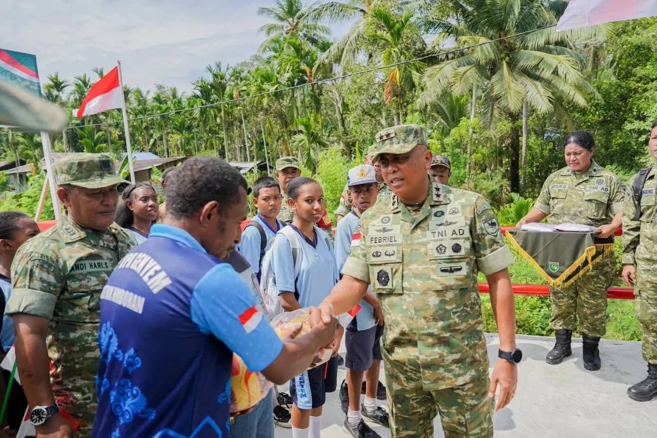 Pangdam XVII/Cenderawasih Mayjen TNI Febriel Buyung Sikumbang saat meninjau pembangunan jembatan